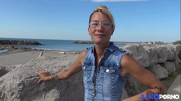 Cheyenne, milf sexy, adore la sodomie en plein air