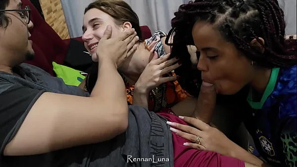 Fodendo com Duas Novinhas Gostosas Durante o Jogo do Brasil na Copa do Mundo! Lapa de Morena Gostosa essa Amiga da Minha Esposa! (Rennan Luna Official e Gabbie Luna) VÍDEO COMPLETO NO XVIDEOS RED