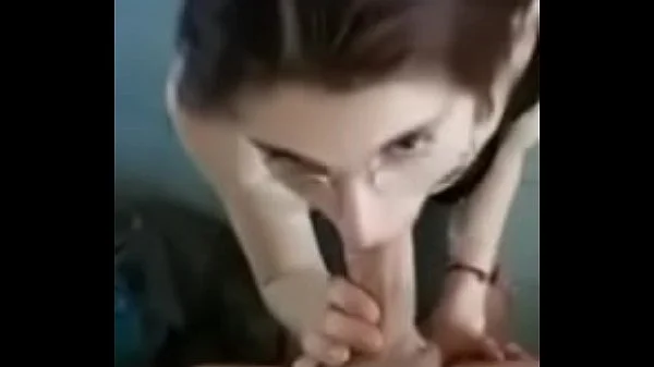 Sandra me la chupa hasta acabar en su voca