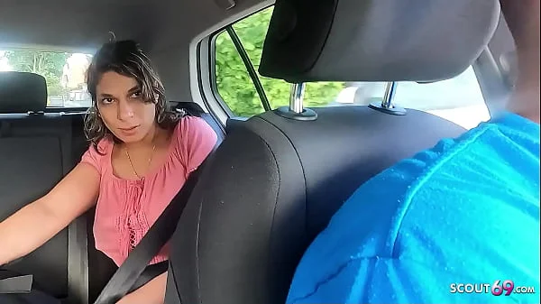 Reife Türkin von zwei deutschen Typen auf dem Heimweg im Auto gefickt