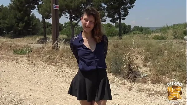 Melany, jeune coquine, veut deux bites dans sa petite chatte