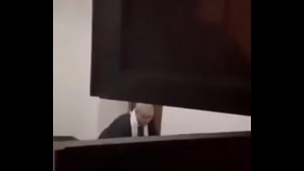 Viral- Sacerdote besando y acariciando a una joven hermosa dentro de la iglesia