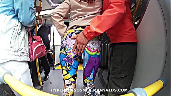 Culona con leggins me deja arrimarle la verga en el metrobus, me la puso tan dura que se la meti!