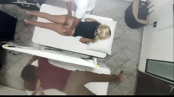 Masaje Erotico en El Cuerpo de la Hermosa Esposa al Lado de su Marido en el Salon de Masajes en Pareja Quedo Grabado Como La Esposa es Manipulada por el Medico y Luego Follada al lado de su Marido NTR