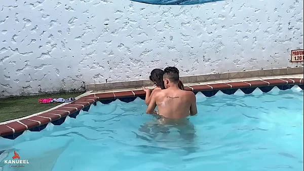 THE NEIGHBOR COMES DOWN TO SUN AND I SEDUCE HER TO GIVE ME A DELICIOUS BLOWJOB IN THE POOL