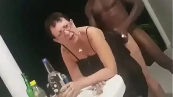 Vovó velha safada levando pau do negão em público