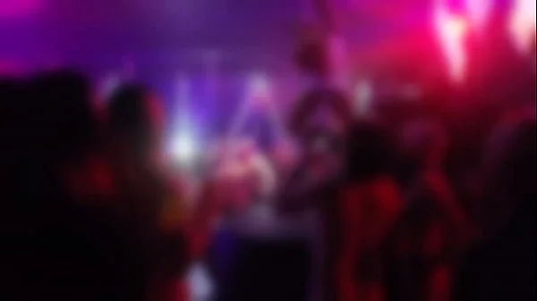 Fiz ménage na festa nudista na casa de swing