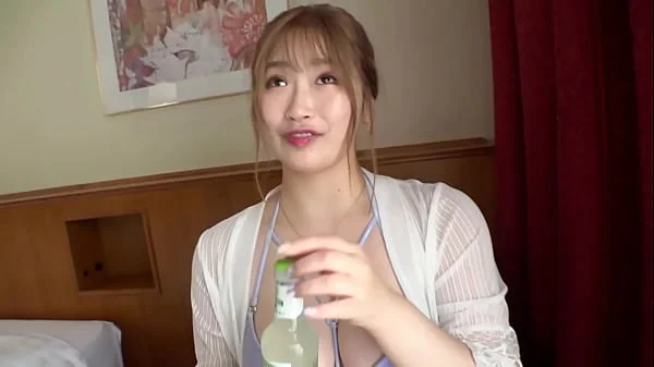 プールに舞い降りた色白爆乳ビッチギャル！過去イチの巨チンに出会い大暴走！？水着からこぼれるムッチムチの肉感ボディ！！