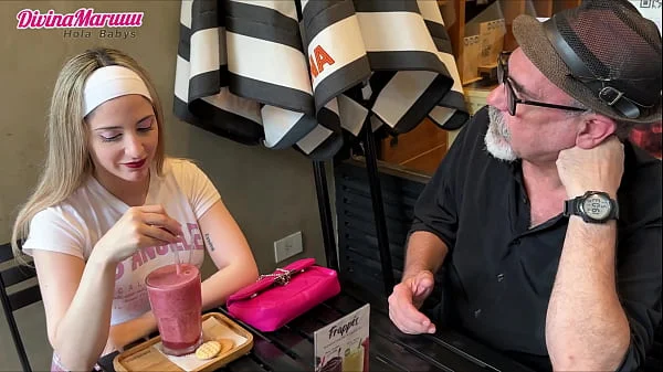 Abuelo Cogedor se Folla a Joven Inocente Argentina a cambio de Ayuda Economica - DivinaMaruuu