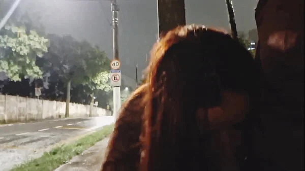 Arrisquei uma punheta pra gostosa no ponto de ônibus