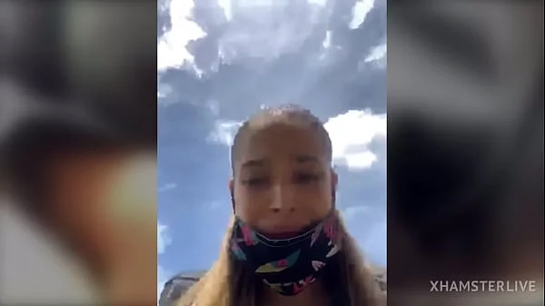 Sara fun squirt en público