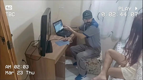 Novinha sozinha em casa recebe o manutencista tarado! Câmera escondida