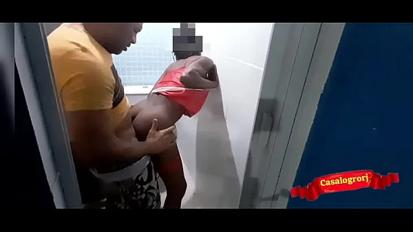 Pedi a toalha para minha pequena enteada mas eu eu queria era comer o cu dela em pé no banheiro.