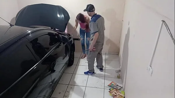 Funcionário safado conserta carro da gostosa na oficina!