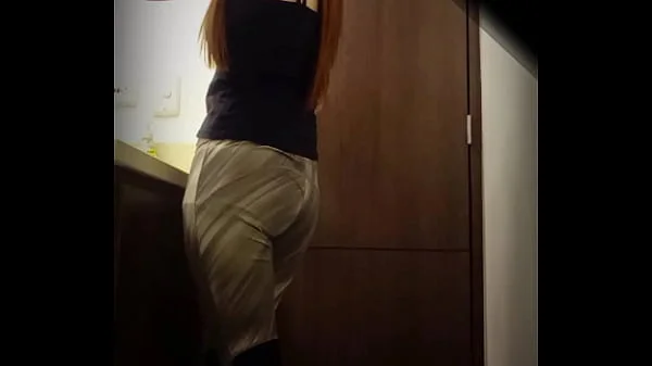 Espiando a Milet la amiga  de mi novia en el baño