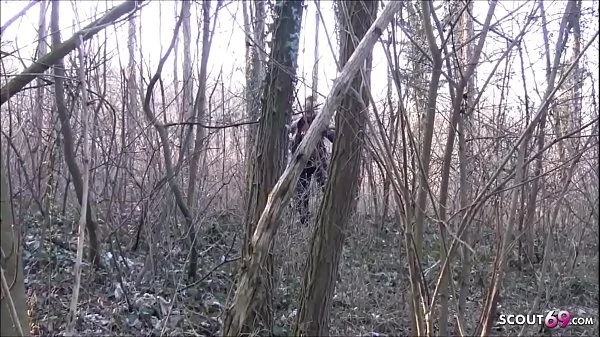 Deutsche junge rothaarige Studentin von zwei Fremden im Biergarten abgeschleppt und im Wald gefickt