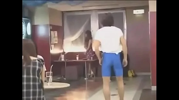 Ninfetinha japonesa se excita ao ver volume
