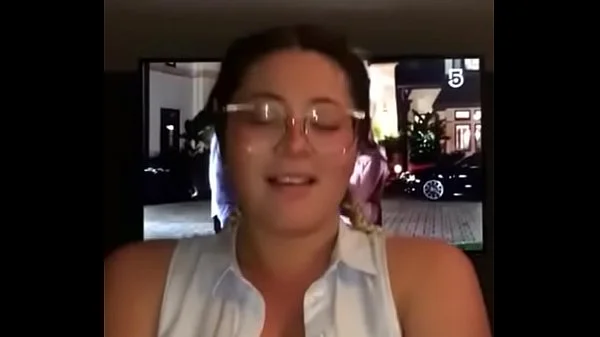 Comendo Minha Esposa Enquanto Assistimos Série