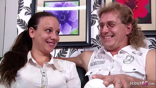 Reifes deutsches Paar beim ersten Cuckold MMF Dreier Sex