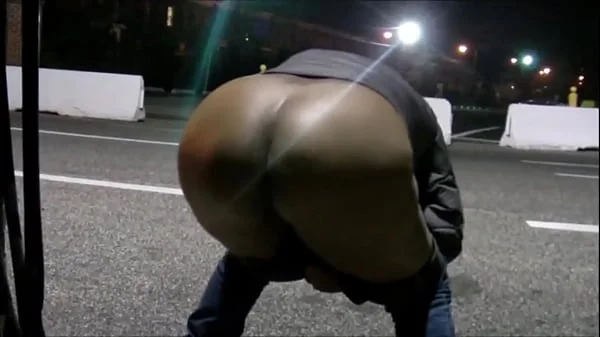 BLACK WOMEN PISSING FROM REAR