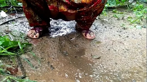 Desi Indian Bhabhi Outdoor Public Pissing Video Compilation