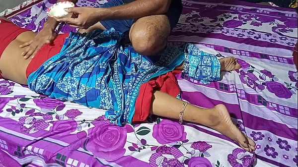 दोस्त की माँ ने पीठ मालिश के बहाने से चूत चुदाई - साफ हिंदी आवाज में   XXX Sex