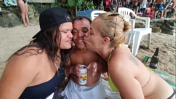 A mulhererada na praia querendo o anão da televisão Zezinho Teves . Paty Bumbum  - Fada Mel  .