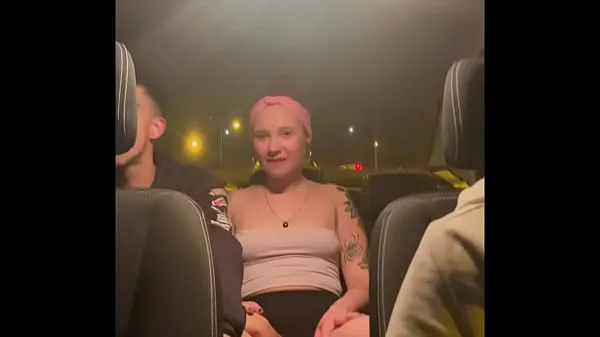 amigos follando en un taxi al regresar de fiesta camara oculta amateur