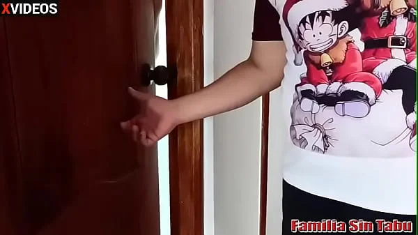 Me follo sin condon a mi hermanastra que esta en el baño, Mi hermanastra tiene un culo precioso le encanta las pollas grande me caliente cuando la veo, mi padrastro sale del cuarto y casi nos pilla cogiendo en el baño con mi hermanastra. Y